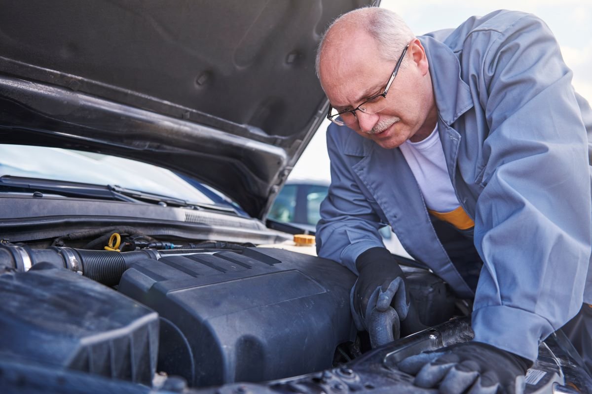 Mobile mechanic onsite repairing automobile